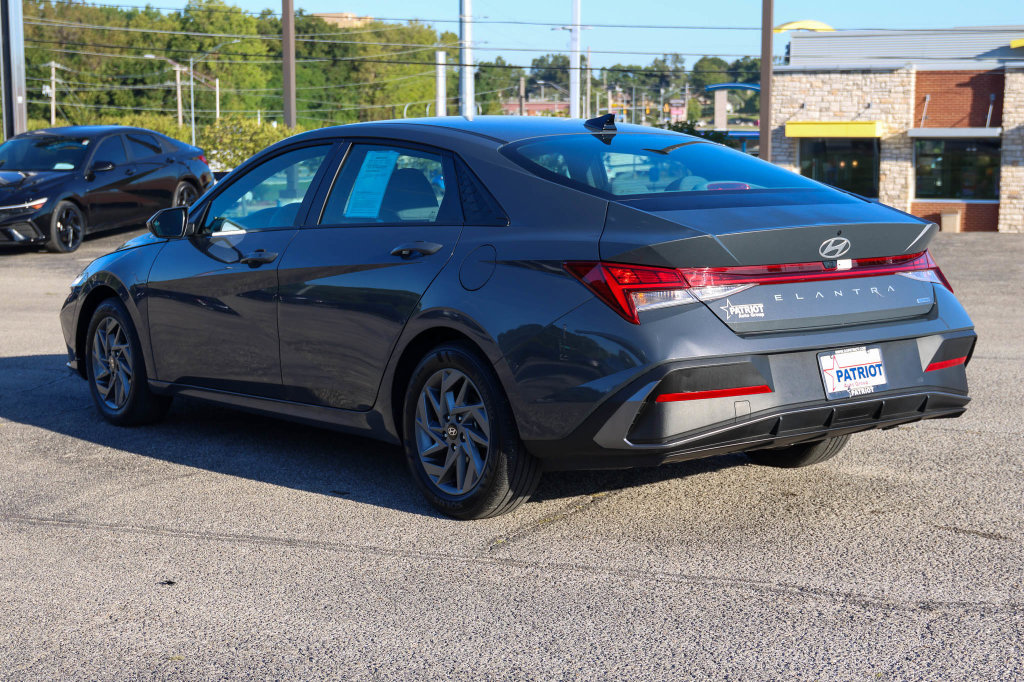 Used 2025 Hyundai Elantra Hybrid FWD image 5