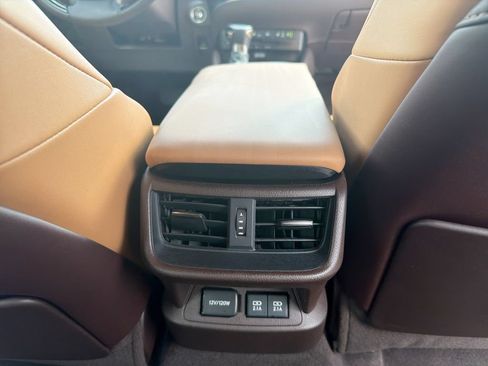 Used 2019 Lexus ES 350 Ultra Luxury w/ Accessory Package 2 FWD image 18