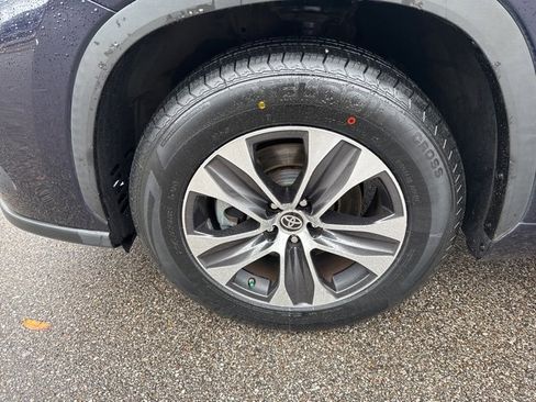 Used 2020 Toyota Highlander XLE image 34