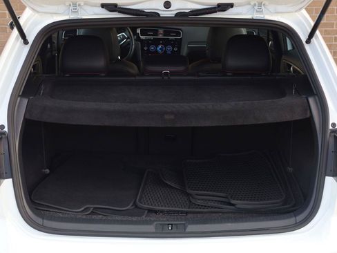 Used 2018 Volkswagen Golf 4-Door FWD image 12