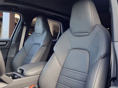 Certified 2023 Porsche Cayenne Platinum Edition image 5