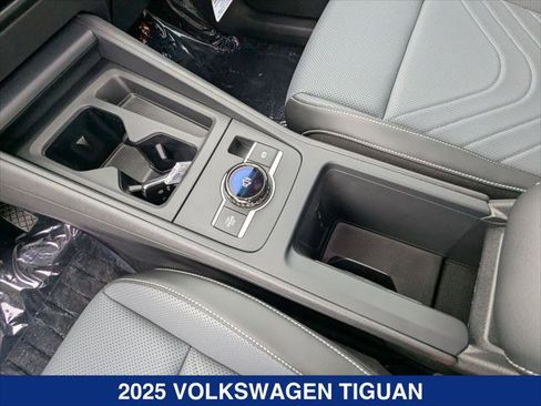 New 2025 Volkswagen Tiguan SE image 14