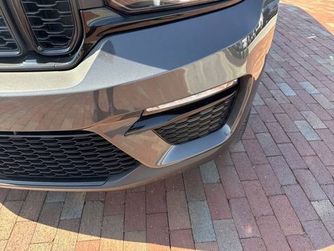 Used 2023 Jeep Grand Cherokee Limited w/ Black Appearance Package image 24