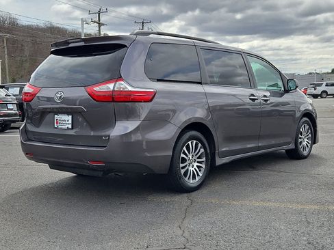 Used 2018 Toyota Sienna XLE FWD image 5
