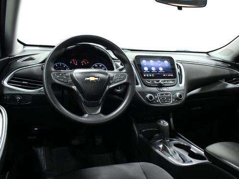Used 2020 Chevrolet Malibu LT FWD image 2