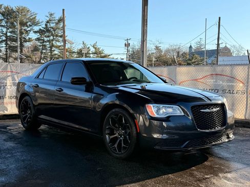 Used 2019 Chrysler 300 Touring w/ Sport Appearance Package image 6