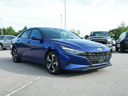 Used 2023 Hyundai Elantra SEL w/ Convenience Package FWD image 2