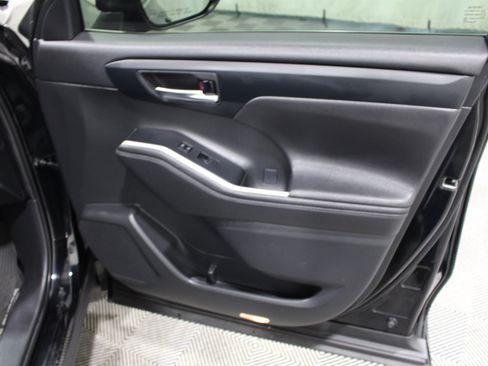 Used 2020 Toyota Highlander XLE AWD/4WD image 27