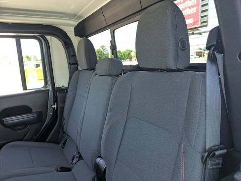 Used 2024 Jeep Gladiator Rubicon w/ Safety Group AWD/4WD image 27