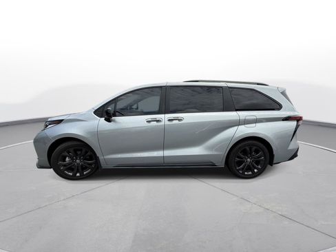 Used 2025 Toyota Sienna XSE w/ XSE Plus Package FWD image 9