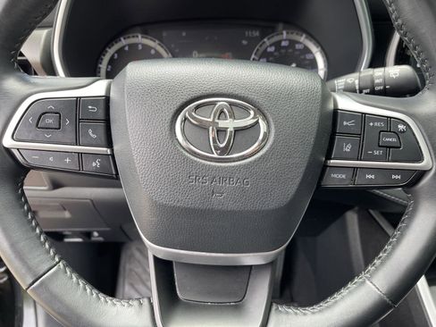 Used 2022 Toyota Highlander XLE AWD/4WD image 19