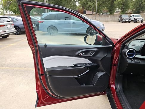 Used 2025 Chevrolet Trax LT w/ LT Convenience Package FWD image 11
