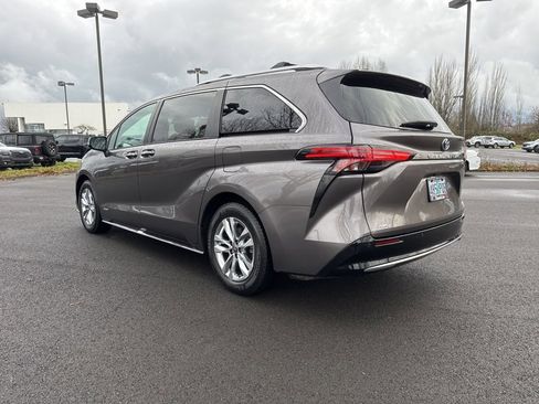 Used 2021 Toyota Sienna Limited image 5
