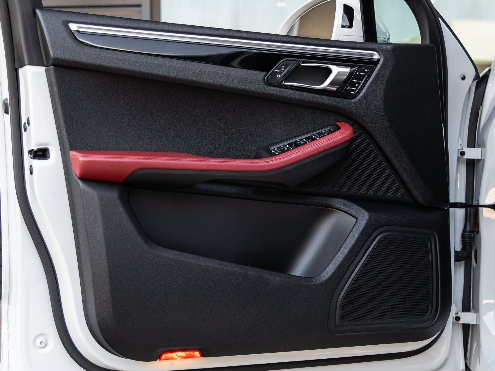 Certified 2023 Porsche Macan AWD/4WD image 22