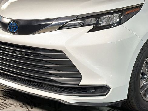 Used 2024 Toyota Sienna LE image 5