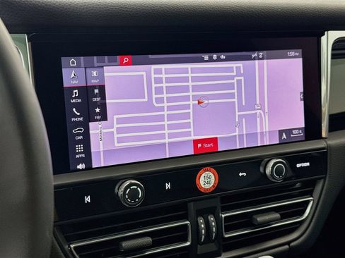 Certified 2025 Porsche Macan AWD/4WD image 19