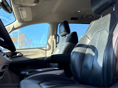 Used 2022 Chrysler Pacifica Touring-L image 12