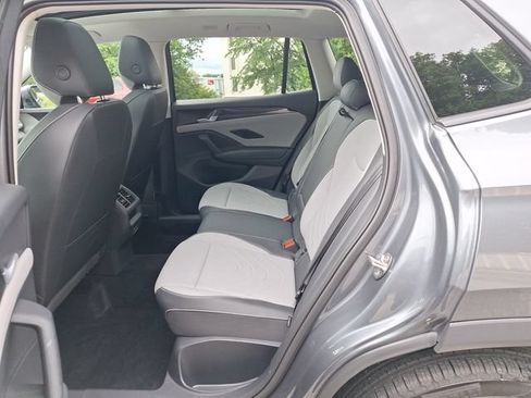 Used 2025 Volkswagen Tiguan SE w/ Panoramic Sunroof Package AWD/4WD image 22
