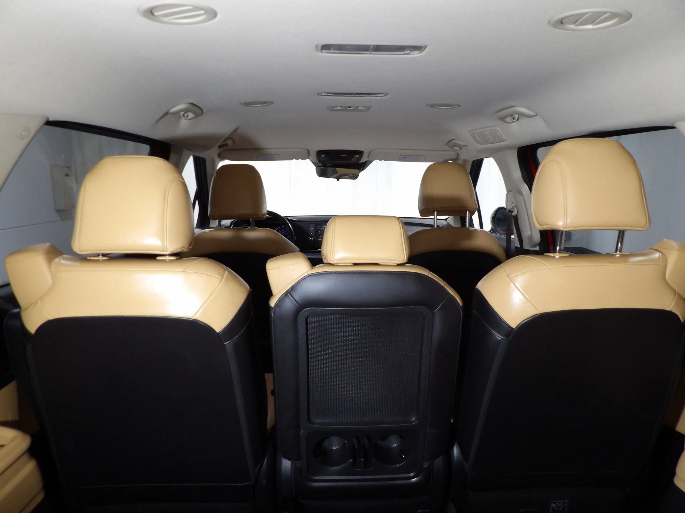 Used 2024 Kia Carnival LX FWD image 11