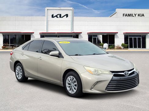 Used 2015 Toyota Camry LE image 1