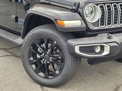 Used 2025 Jeep Wrangler Unlimited Sahara AWD/4WD image 4