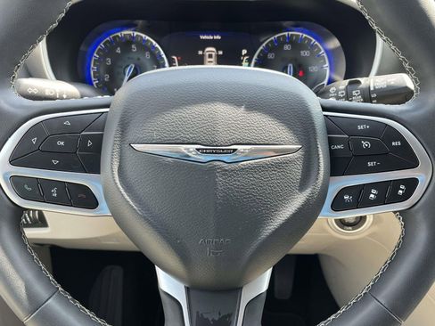 Used 2024 Chrysler Pacifica Touring-L FWD image 17