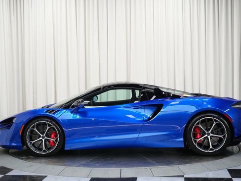 Used 2025 McLaren Artura Spider RWD image 6