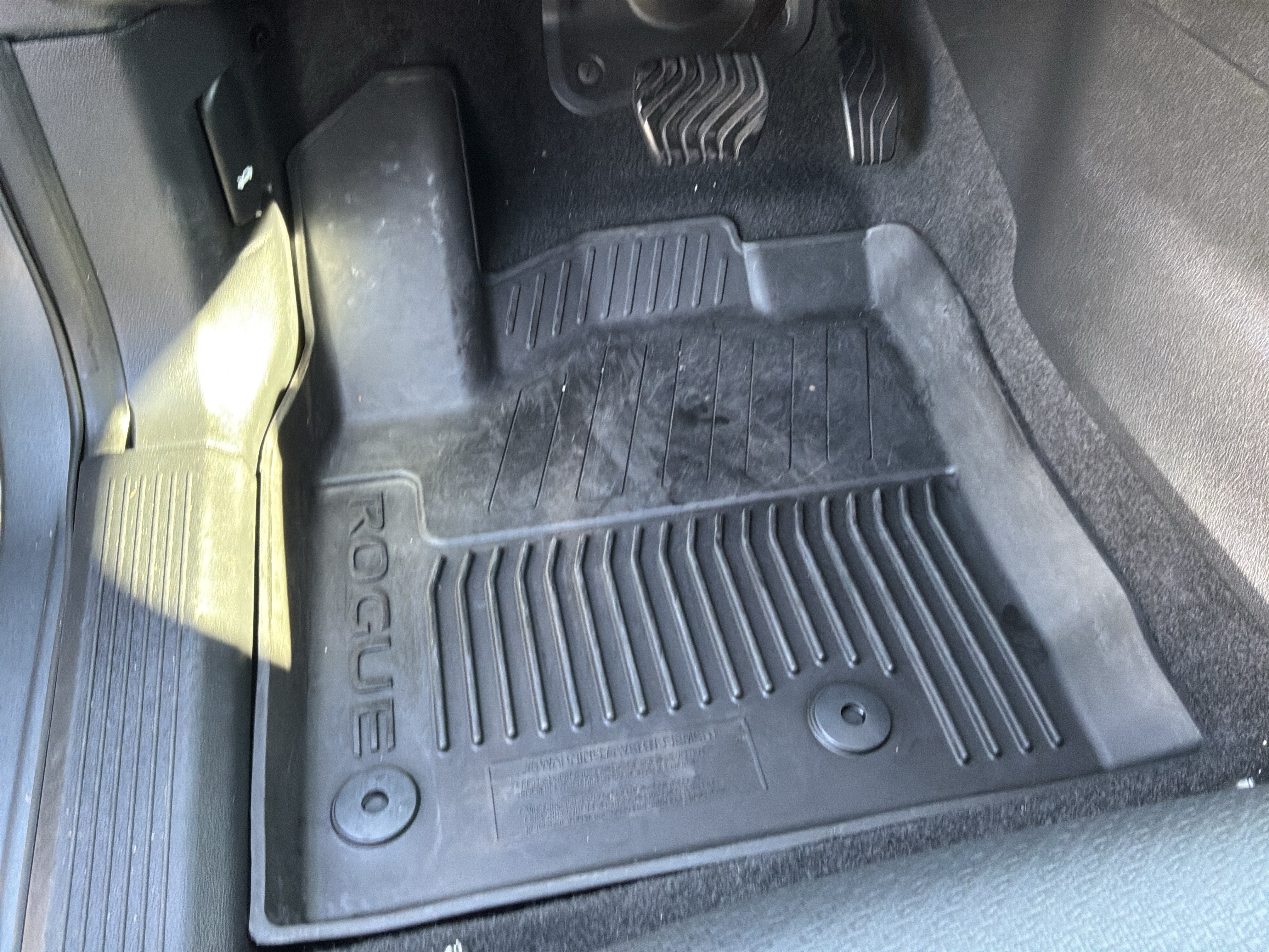 Used 2023 Nissan Rogue SV w/ SV Premium B Package FWD image 17