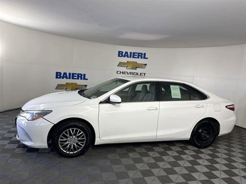 Used 2016 Toyota Camry LE image 2