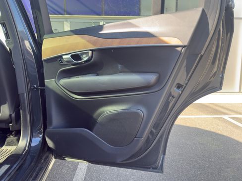 Certified 2022 Volvo XC90 T6 Momentum w/ Climate Package image 31