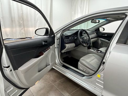 Used 2013 Toyota Camry XLE w/ Leather Pkg image 24