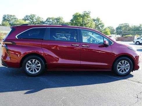 Used 2023 Toyota Sienna XLE FWD image 10