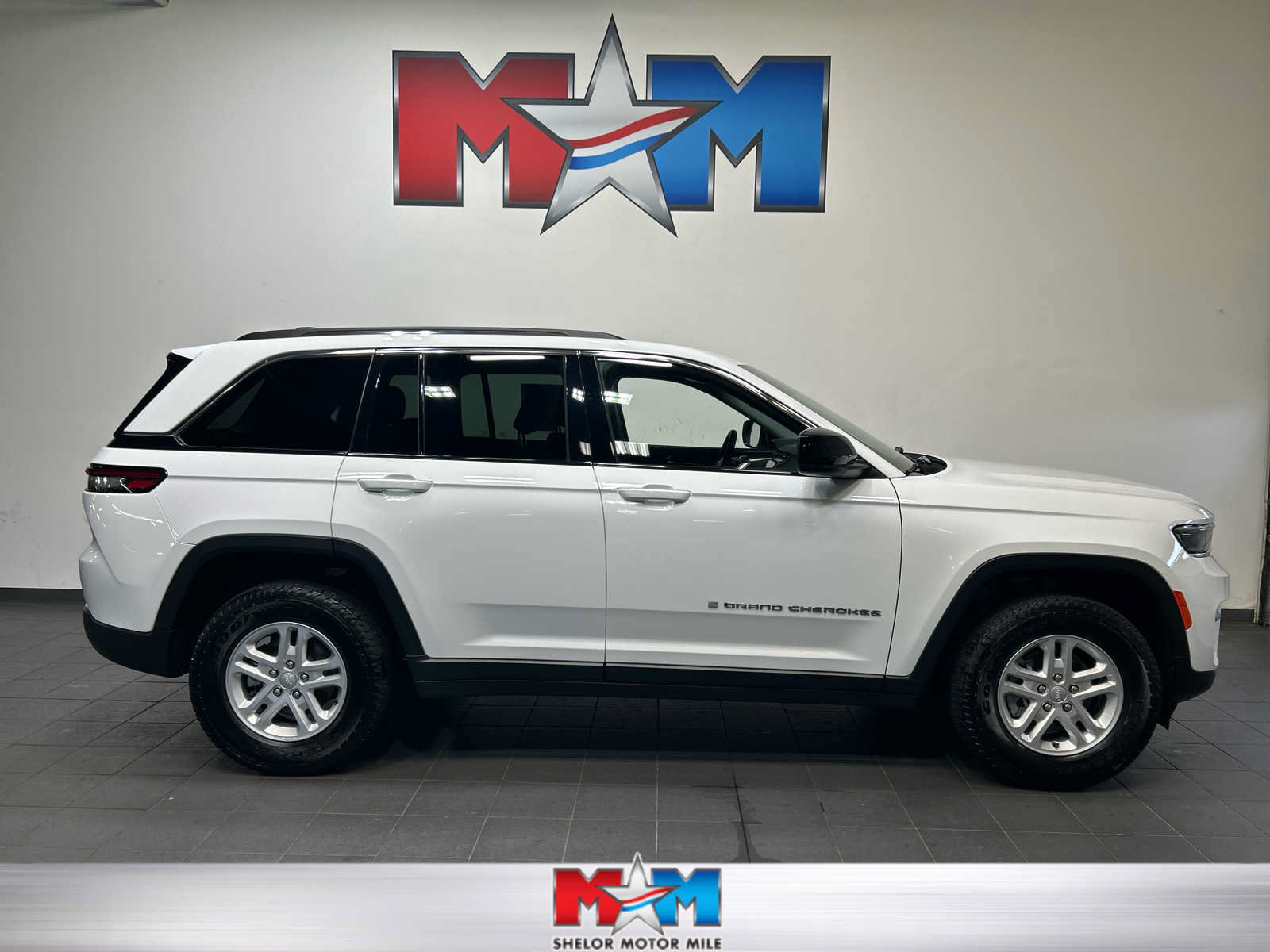 Used 2023 Jeep Grand Cherokee Laredo w/ Luxury Tech Group I AWD/4WD image 1