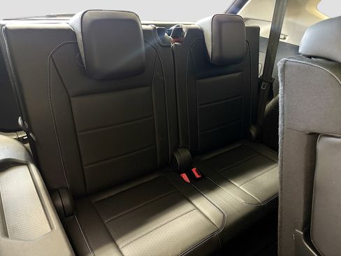 Used 2021 Volkswagen Tiguan SE image 18