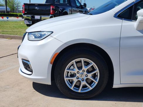 Used 2022 Chrysler Pacifica Touring-L image 10