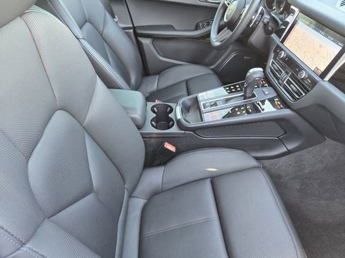 Used 2022 Porsche Macan image 16