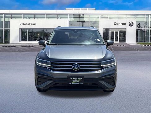 Used 2024 Volkswagen Tiguan SE w/ Panoramic Sunroof Package FWD image 2