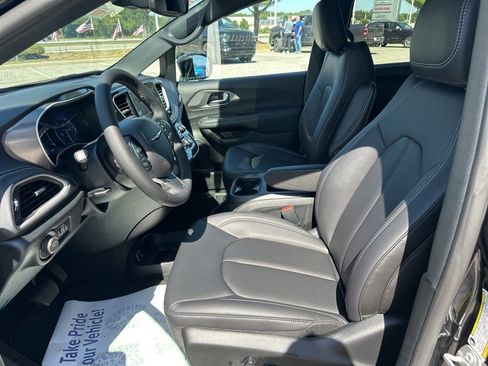 New 2026 Chrysler Pacifica Select image 62