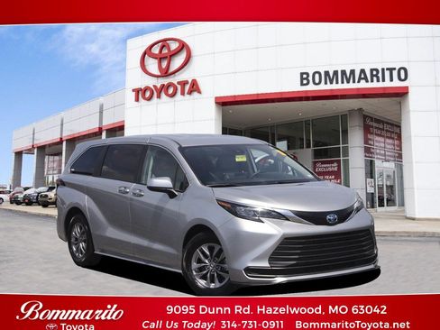 Used 2024 Toyota Sienna LE FWD image 1
