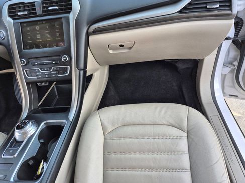 Used 2017 Ford Fusion SE w/ Fusion SE Technology Package image 18