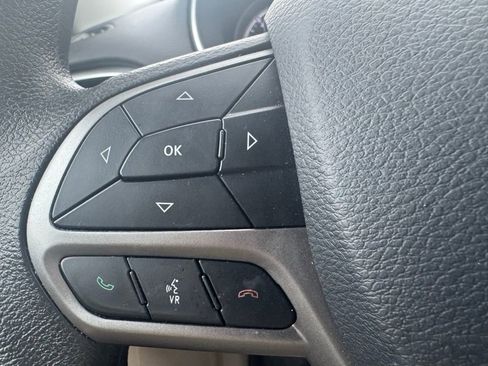 Used 2019 Jeep Cherokee Latitude w/ Popular Appearance Group image 17