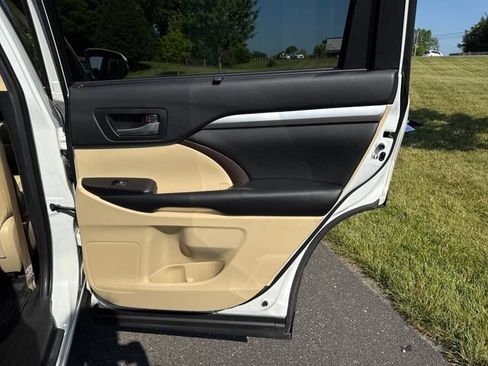 Used 2019 Toyota Highlander XLE AWD/4WD image 17