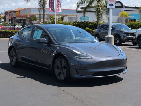 Used 2023 Tesla Model 3 Standard Range image 2