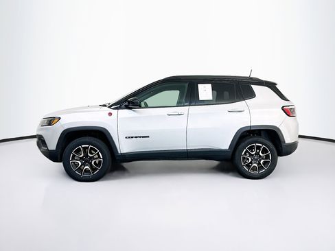 Used 2025 Jeep Compass Trailhawk AWD/4WD image 4