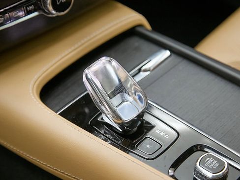 Certified 2023 Volvo XC90 B6 Ultimate w/ Protection Package Premier image 17