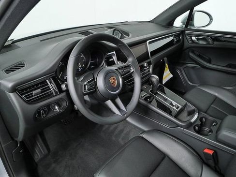 Used 2026 Porsche Macan AWD/4WD image 4