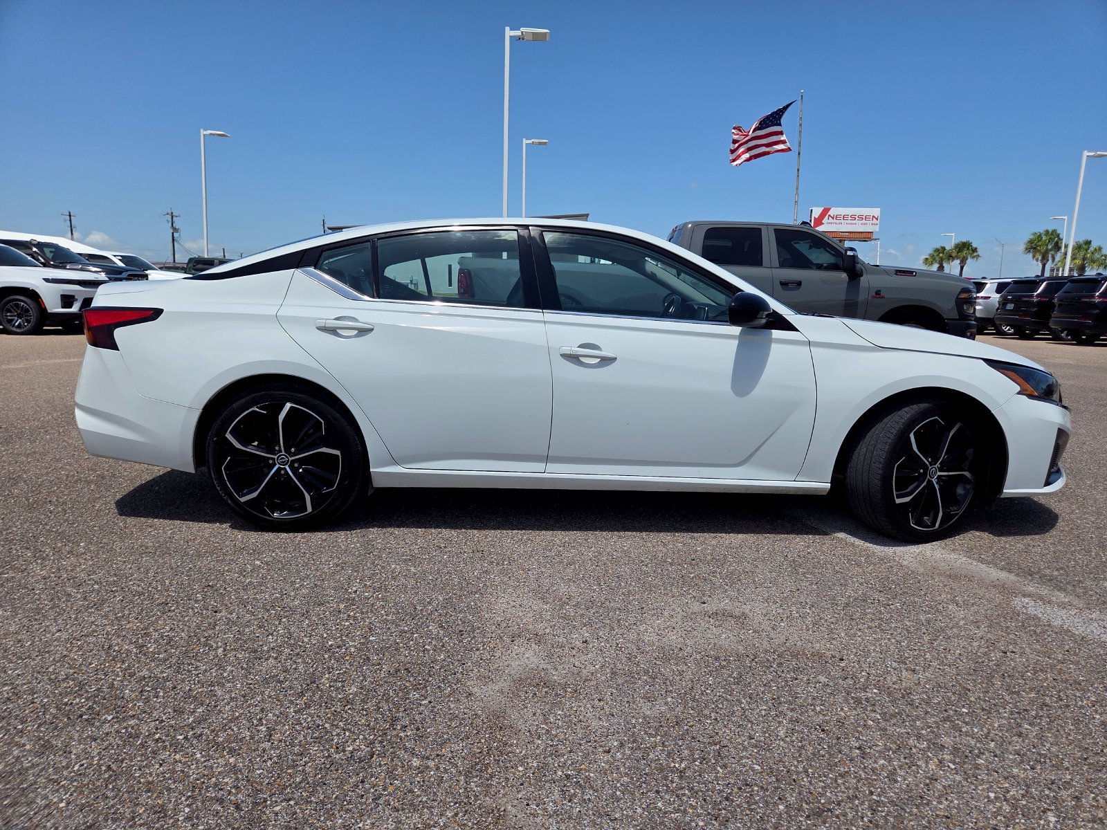 Used 2024 Nissan Altima 2.5 SR FWD image 9