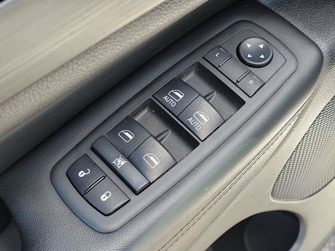 Used 2019 Jeep Grand Cherokee Laredo RWD image 18
