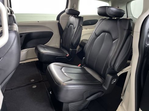 Used 2023 Chrysler Pacifica Touring-L image 19