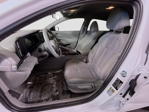 Used 2025 Hyundai Elantra SE FWD image 21